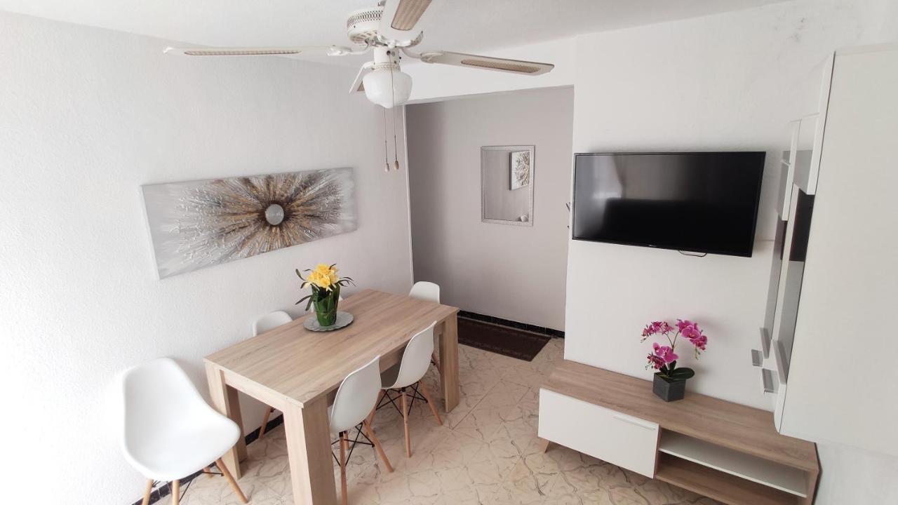Sunny Apartment Near The Beach ซานตาโปลา ภายนอก รูปภาพ